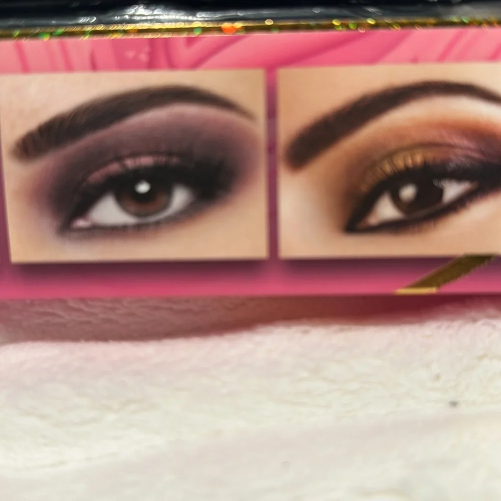 SMOKEY Eyeliner in six piece collection.